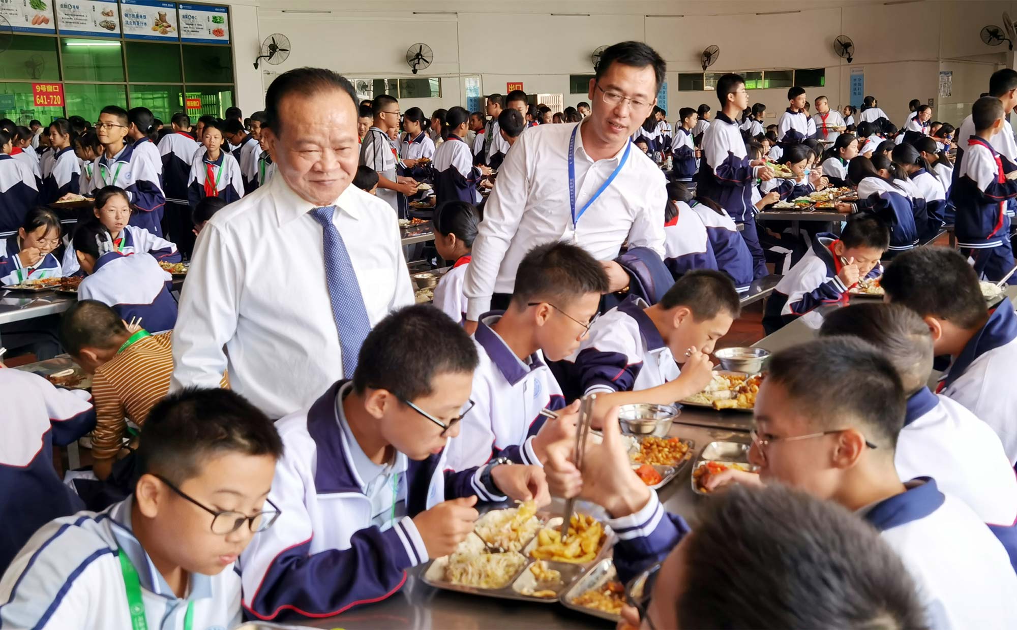 集團董事長朱日楊、常務副校長謝輝華了解師生用餐情況.jpg
